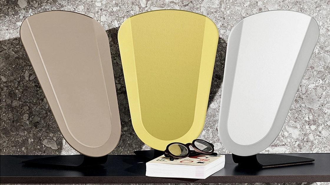 Specchio colorato con bordo acidato e struttura in metallo Clessidra Table di Sovet