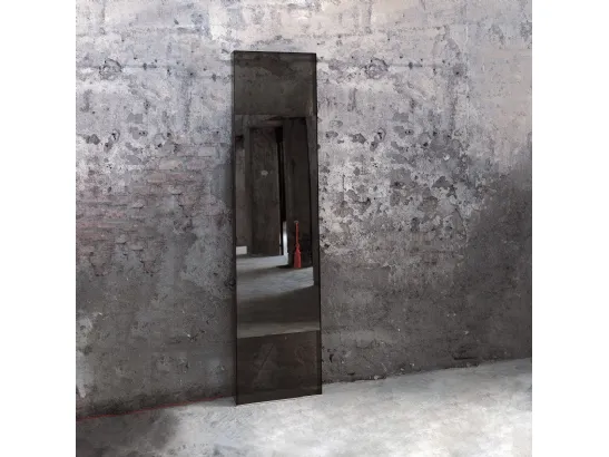 Specchio in cristallo trasparente e a specchio nella parte centrale con lampada che si accende tirando un cordone di colore Rosso Diva di Glas Italia