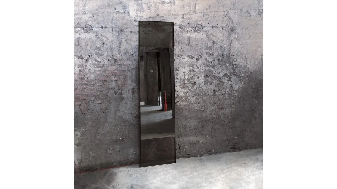 Specchio in cristallo trasparente e a specchio nella parte centrale con lampada che si accende tirando un cordone di colore Rosso Diva di Glas Italia