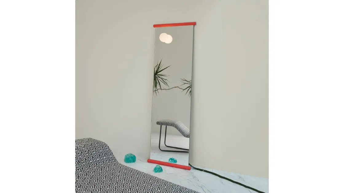 Specchio da terra Ecco in cristallo extralight rifinito alle estremità superiore e inferiore da due barre cilindriche verniciate effetto gomma con lampada dimmerabile di Glas Italia