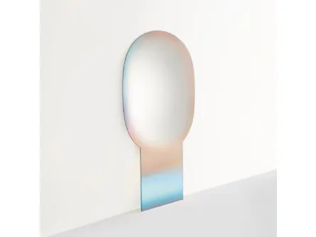 Specchio Shimmer con sfumatura digradante e finitura multicromatica cangiante di Glas Italia