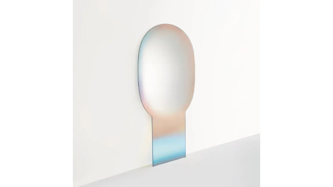 Specchio Shimmer con sfumatura digradante e finitura multicromatica cangiante di Glas Italia