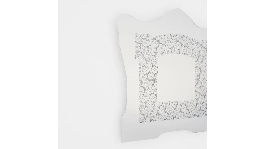 Specchio Spizzo con inserto in pizzo specchiante di Glas Italia