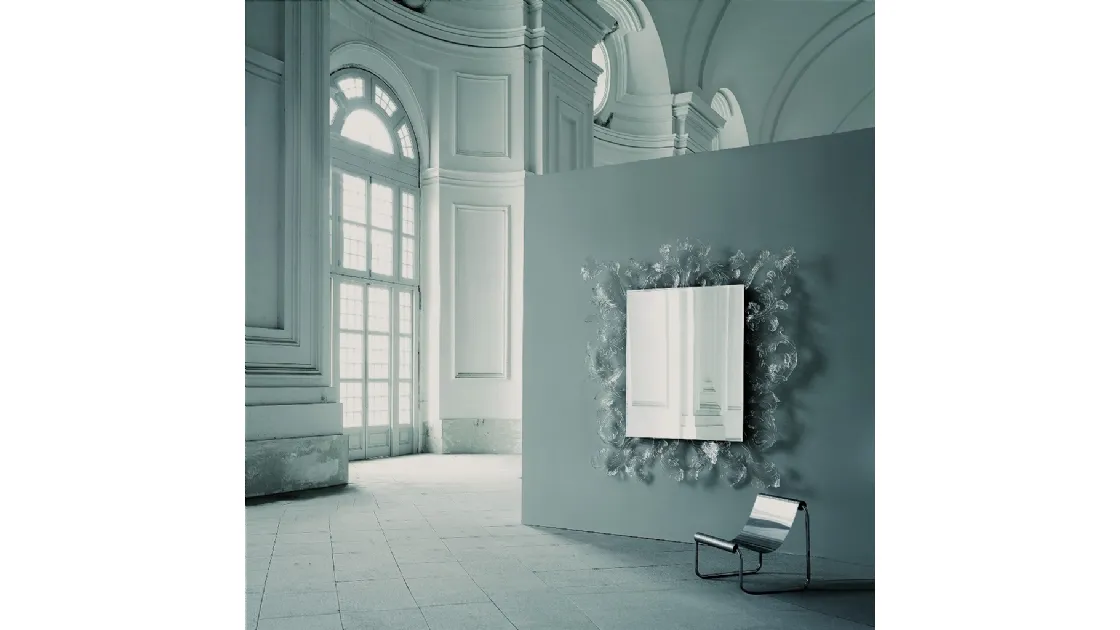 Specchio Sturm und Drang con cornice in cristallo di Murano di Glas Italia