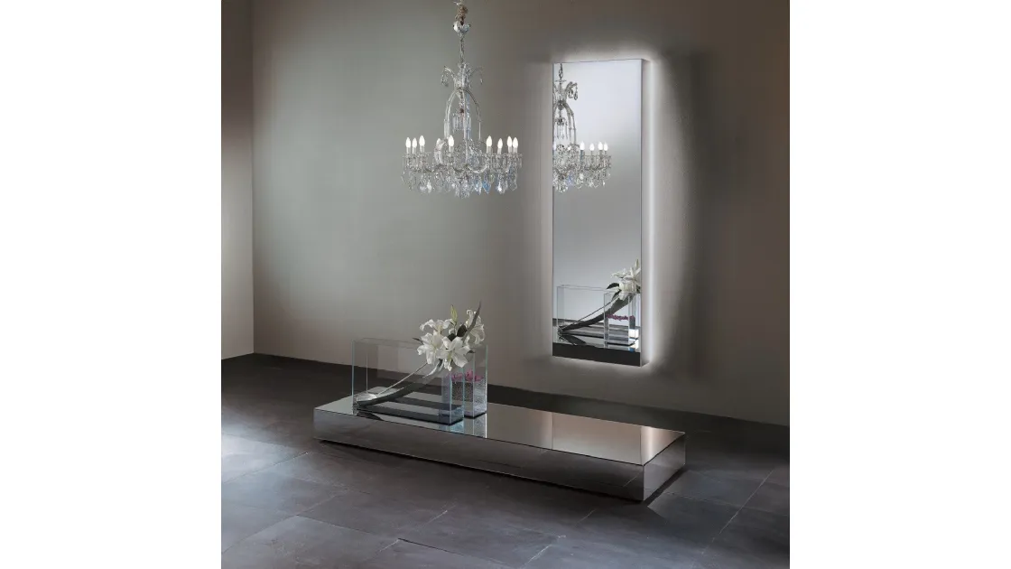 Tavolino I Massi con aspetto monolitico e finitura a specchio su ruote di Glas Italia