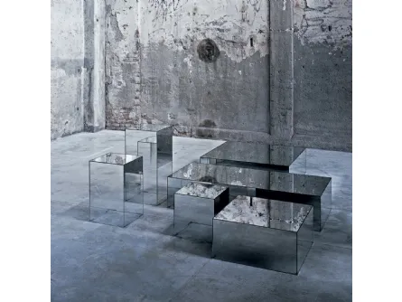 Tavolini Illusion a forma di parallelepipedo con piano con finitura a specchio e fianchi a specchio sfumato digradante realizzati in cristallo extralight di Glas Italia