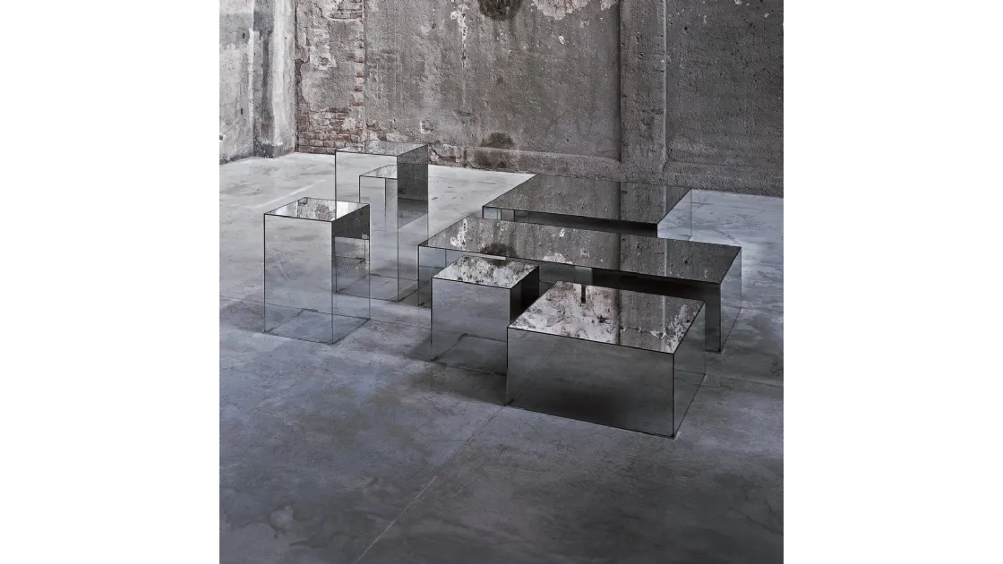 Tavolini Illusion a forma di parallelepipedo con piano con finitura a specchio e fianchi a specchio sfumato digradante realizzati in cristallo extralight di Glas Italia