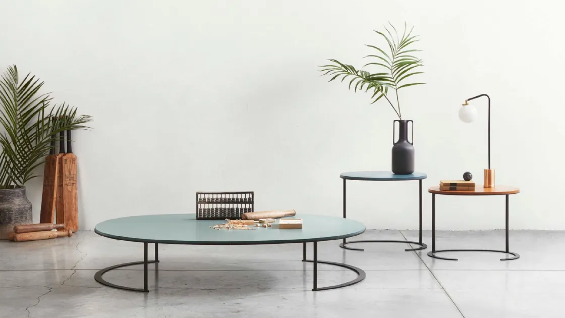 Tavolino rotondo con top in laccato e base in metallo Ortis di Lema