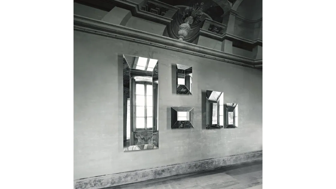 Specchi Leon Battista a forma di sfondato prospettico, disponibile in tre diverse misure di Glas Italia