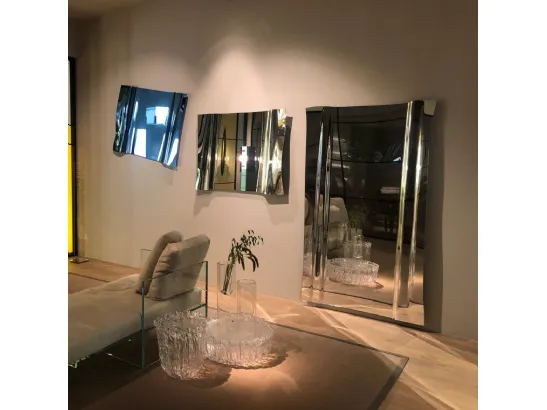 Specchi Maestrale realizzati in un'unica lastra di cristallo leggermente ondulato di Glas Italia