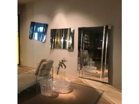 Specchi Maestrale realizzati in un'unica lastra di cristallo leggermente ondulato di Glas Italia