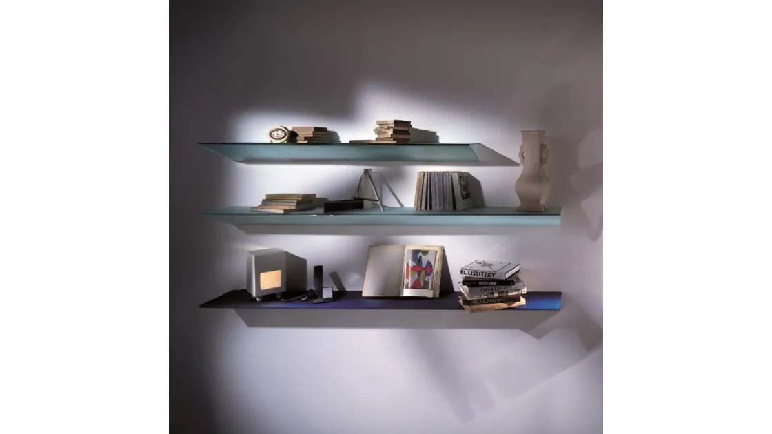 Mensola On in cristallo sorretta da un cuneo in metallo di Glas Italia