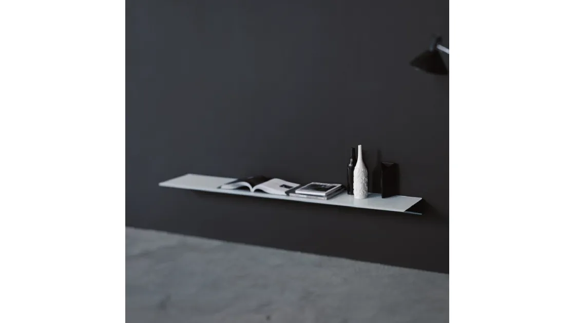 Mensola On in cristallo sorretta da un cuneo in metallo di Glas Italia
