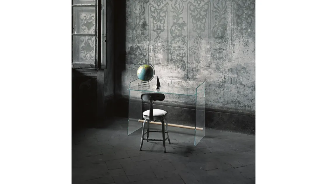 Scrittoio Pirandello in cristallo trasparente con barra poggiapiedi in legno di frassino naturale di Glas Italia