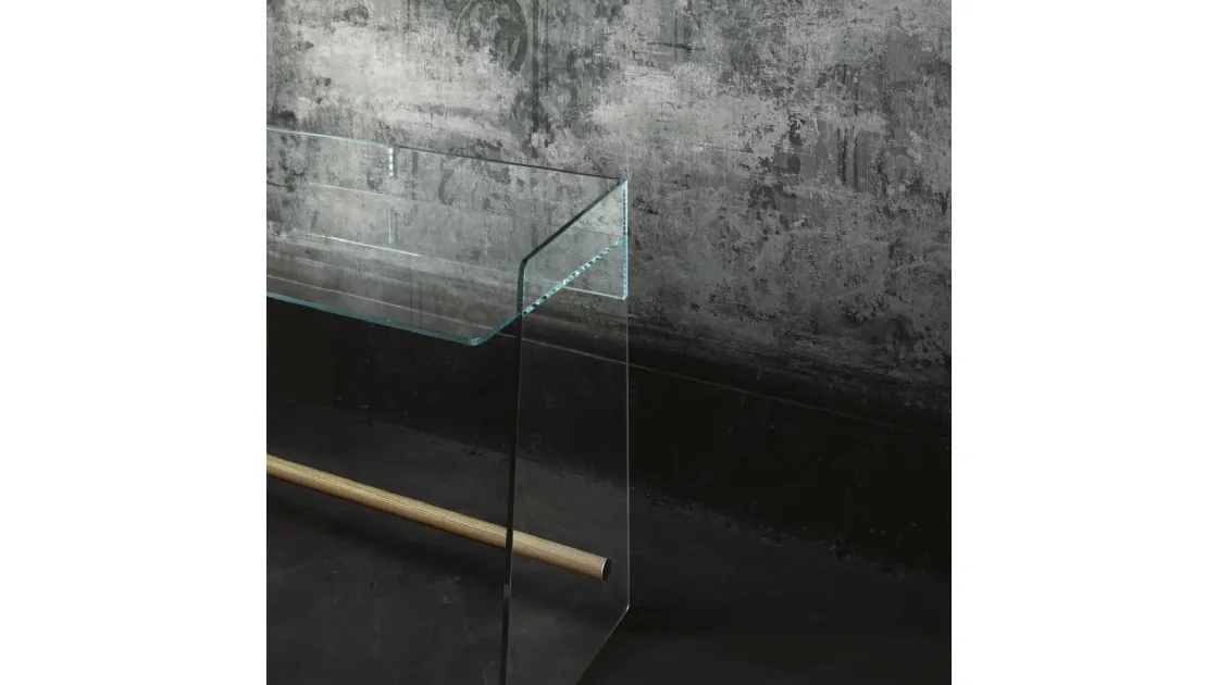 Scrittoio Pirandello in cristallo trasparente con barra poggiapiedi in legno di frassino naturale di Glas Italia