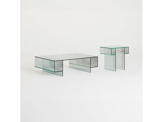 Tavolini Robotin realizzati in cristallo specchiante con pattern decorativo a bolli trasparenti di Glas Italia