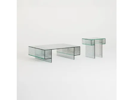 Tavolini Robotin realizzati in cristallo specchiante con pattern decorativo a bolli trasparenti di Glas Italia