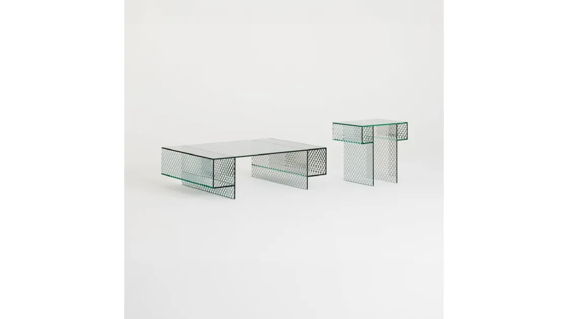 Tavolini Robotin realizzati in cristallo specchiante con pattern decorativo a bolli trasparenti di Glas Italia