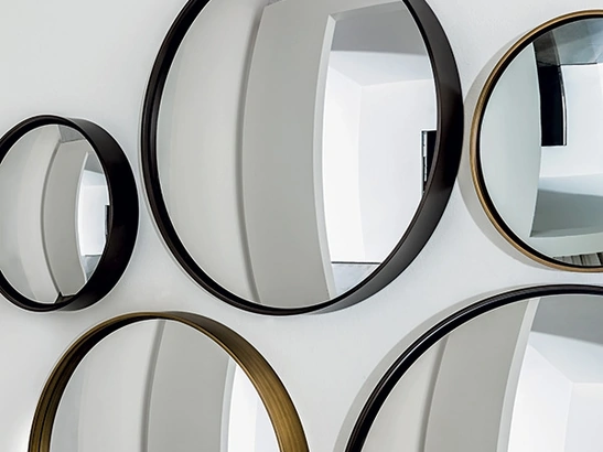Specchio Sail concavo o convesso con cornice in metallo laccato di Sovet