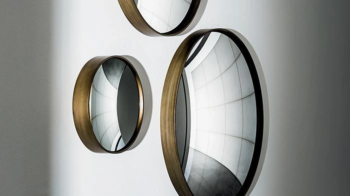 Specchio Sail con cornice in metallo laccato finitura ottone brunito di Sovet