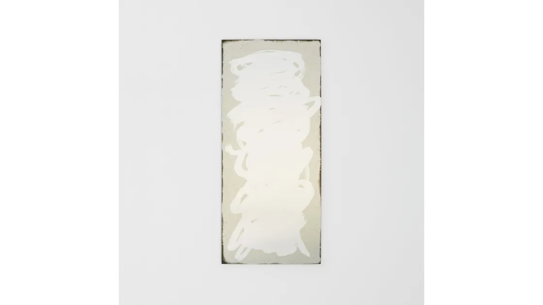 Specchio Scribble caratterizzato da un gesto artistico e ironico come se fosse disegnato a mano libera con un pennello di Glas Italia