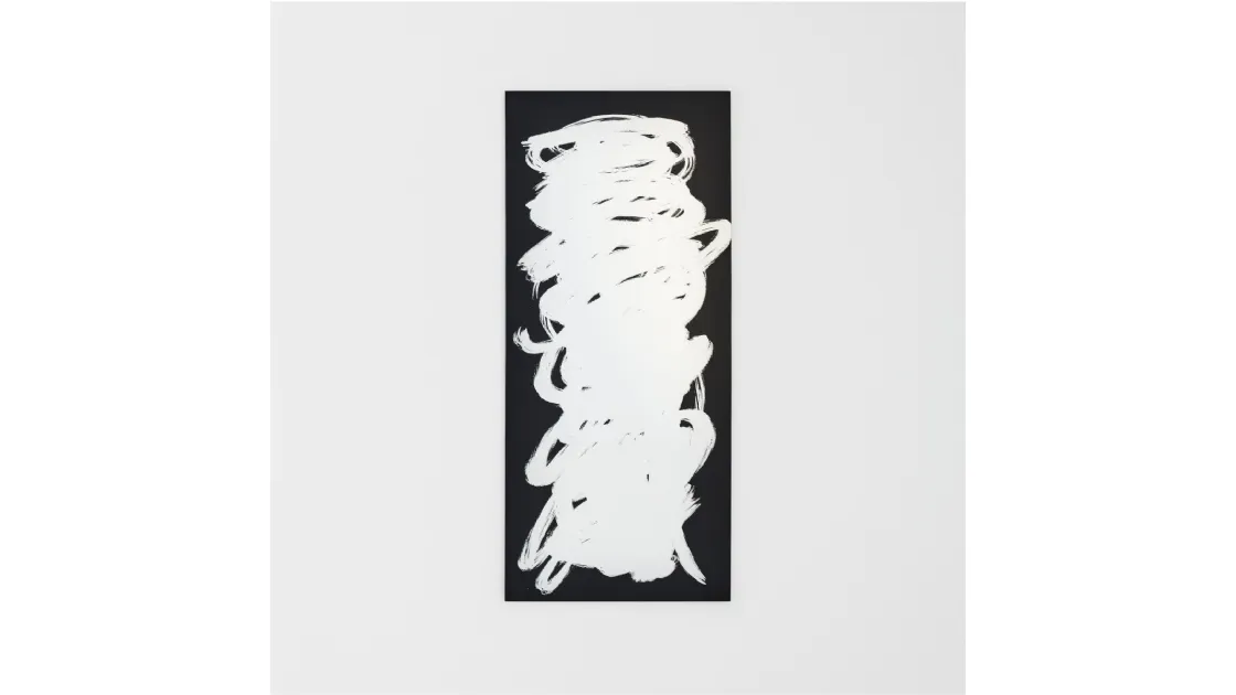 Specchio Scribble caratterizzato da un gesto artistico e ironico come se fosse disegnato a mano libera con un pennello di Glas Italia