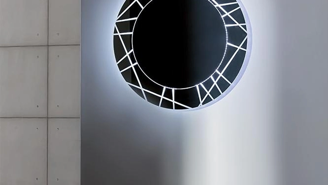 Specchio Segment con bordo segmentato inciso di grande impatto visivo di Sovet