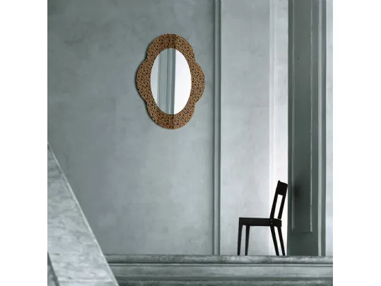 Specchio Settecento in cristallo sagomato con decorazione di Glas Italia