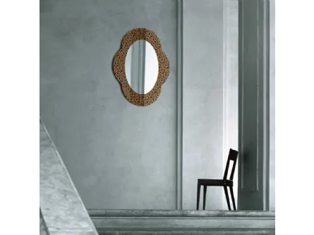 Specchio Settecento in cristallo sagomato con decorazione di Glas Italia