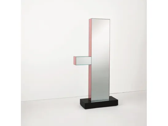 Specchiera a totem Shibam 1 con mensola portaoggetti e basamento in granito nero di Glas Italia