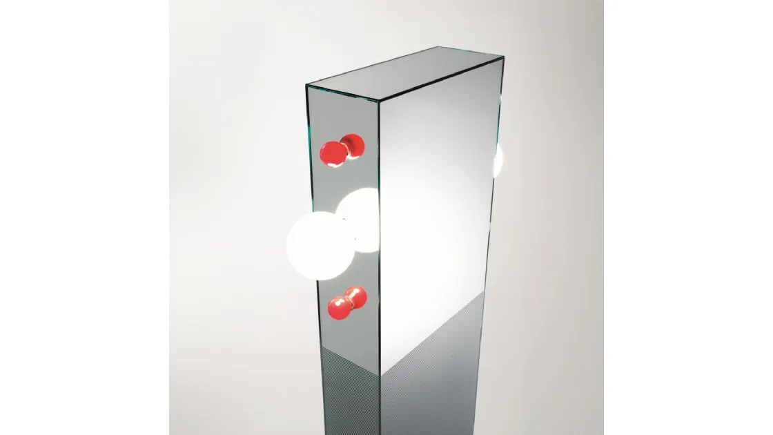 Specchiera a totem con lampadine rosse e bianche e base in granito nero Shibam 2 di Glas Italia