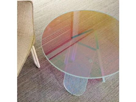 Tavolino rotondo Shimmer in cristallo con una speciale finitura multicromatica cangiante di Glas Italia