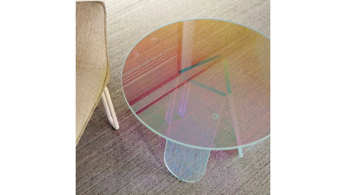 Tavolino rotondo Shimmer in cristallo con una speciale finitura multicromatica cangiante di Glas Italia