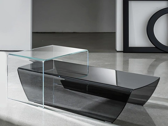 Tavolino di design Taky in vetro curvo trasparente extrachiaro o fumé di Sovet