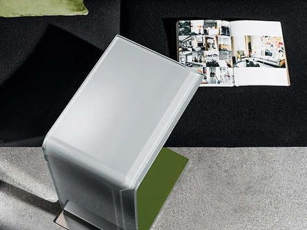 Tavolino Swan in vetro curvo laccato bicolore con divano