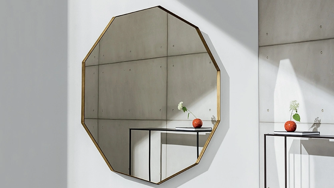 Specchio decagonale di grandi dimensioni con cornice in alluminio laccato Visual Decagonal di Sovet