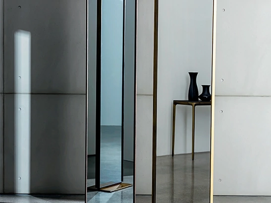 Specchiera bifacciale rettangolare con base a terra in metallo e telaio in alluminio laccato Visual Free standing di Sovet