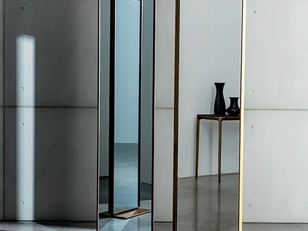 Specchiera bifacciale rettangolare con base a terra in metallo e telaio in alluminio laccato Visual Free standing di Sovet