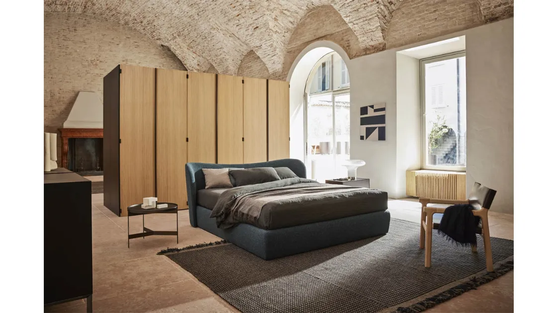 Letto Embrace con box in tessuto con testiera avvolgente di Pianca