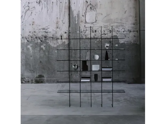 Libreria divisoria Glass Shelves realizzata interamente in cristallo trasparente di Glas Italia