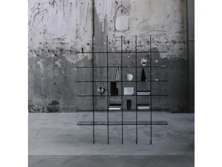 Libreria divisoria Glass Shelves realizzata interamente in cristallo trasparente di Glas Italia
