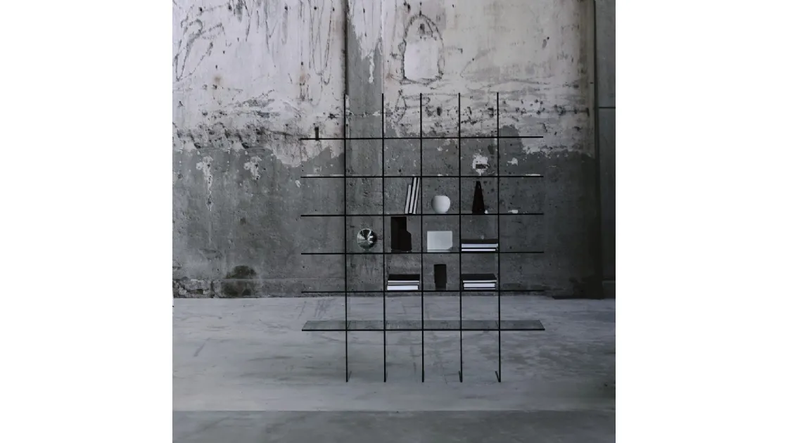 Libreria divisoria Glass Shelves realizzata interamente in cristallo trasparente di Glas Italia