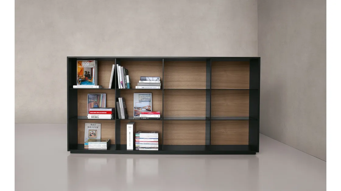 Libreria con scocca in alluminio, schiena in MDF rovere e ripiani in vetro fumé Monolith 02 di Extendo