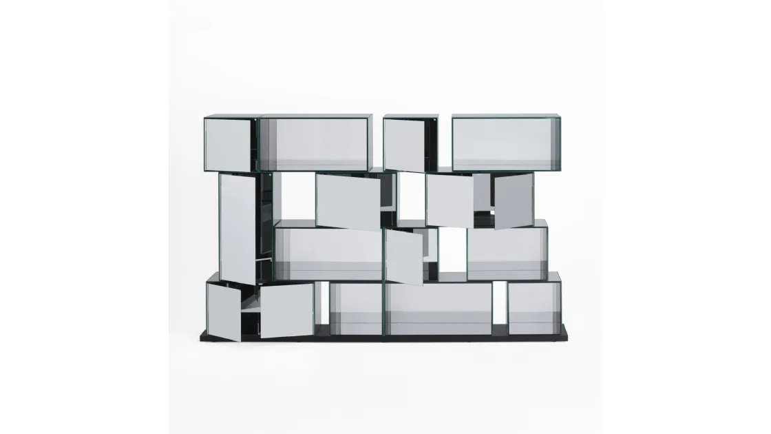 Libreria divisoria bifacciale Quantum in cristallo extralight e cristallo colorato con base in legno di Rovere laccato Nero di Glas Italia