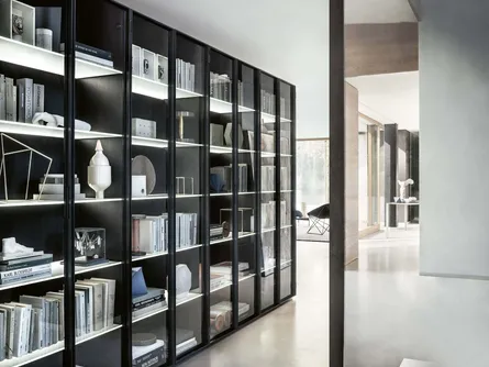 Libreria Selecta Divisoria in legno con ante in vetro di Lema