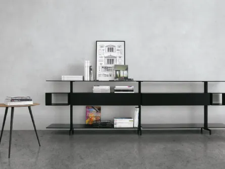 Libreria in alluminio nero con frontali e ripiani in vetro laccato nero System configurazione 52 di Extendo