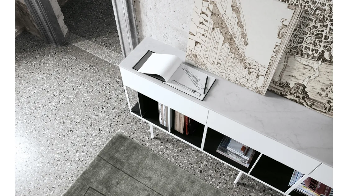 Madia Atelier 01 in laccato bianco opaco, top in marmo bianco di Carrara, ripiani in HPL rovere affumicato e telaio in acciaio verniciato bianco di Extendo