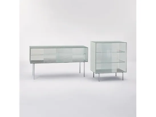 Madie Commodore con ante scorrevoli in cristallo stampato a quadretti e piedi in metallo cromato lucido di Glas Italia