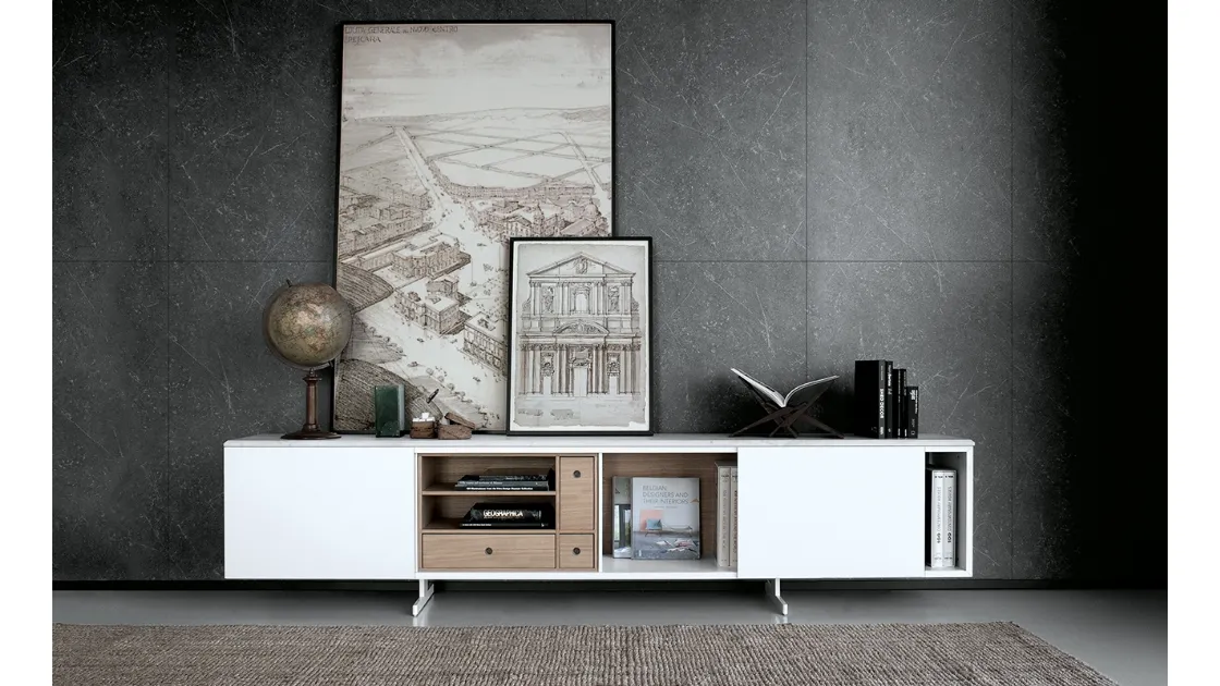 Madia con top in marmo bianco di Carrara, scocca in alluminio bianco, frontali in vetro laccato bianco e schiene in MDF rovere Monolith 09 di Extendo