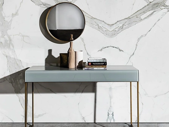 Mobile ingresso Nido con top in vetro curvato e base in metallo di Sovet